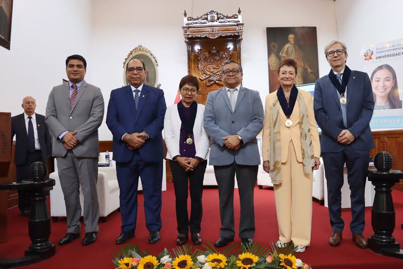 María Lilia Cedillo  recibe Doctorado Honoris Causa de la Universidad Nacional de Trujillo