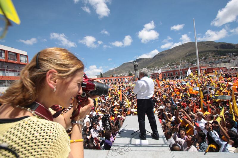 PACHUCA, HIDALGO, 25JUNIO2012.- Andrés Manuel López Obrador, candidato de la coalición Movimiento Progresista a la presidencia de la república, encabezó un mítin de cierre de campaña en la capital estatal. Su esposa Beatriz Gutiérrez Mueller y su hijo Jesús Ernesto, estuvieron presentes en el templete.
FOTO: IVAN STEPHENS /CUARTOSCURO.COM