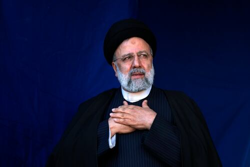Así celebran las mujeres la muerte del Presidente de Irán