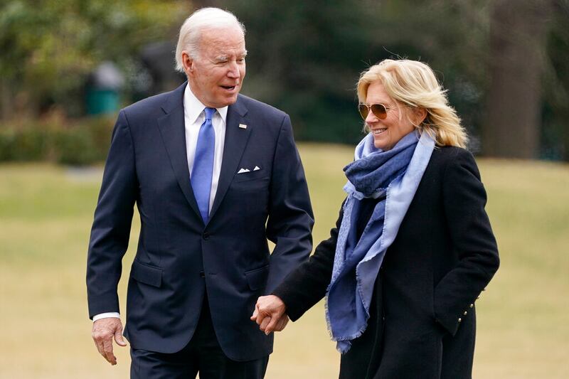 Reaparece en público Jill Biden luego de que en días anteriores se sometiera a una operación en el ojo derecho