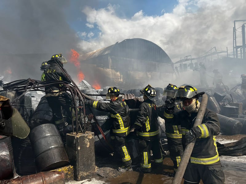 Incendio en San Vicente Chicoloapan consume fábrica