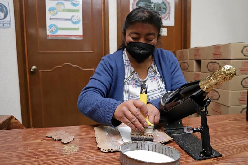 Pegan manualmente las etiquetas a las sidras