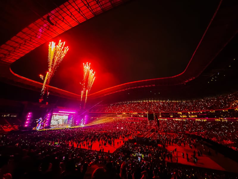 Entre vuelos cancelados, boletos clonados, caos en el estadio, el "Conejito malo" brindó el primero de dos shows en Monterrey.