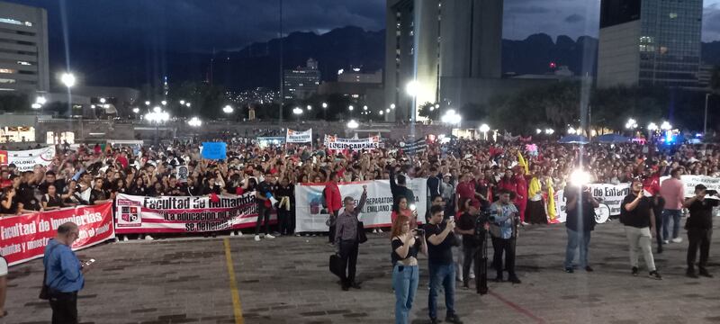 El contingente terminó su recorrido en la Macroplaza.