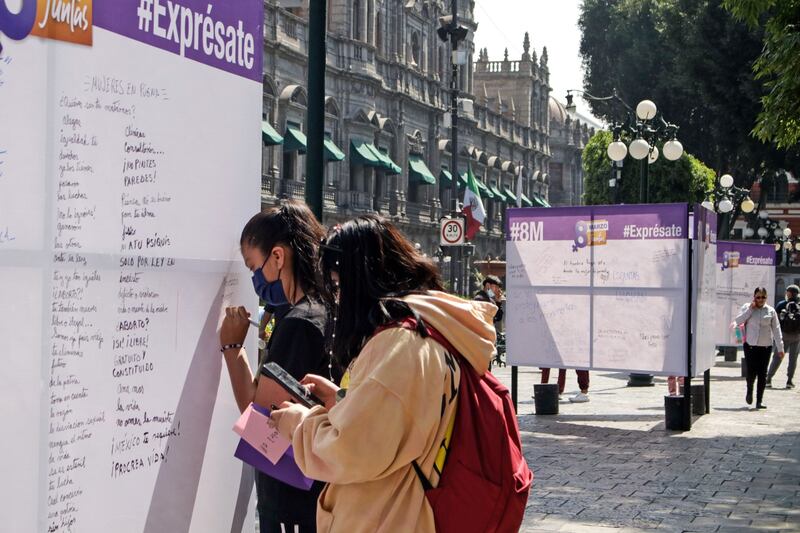 Mujeres escribieron el nombre de quienes las violentaron.