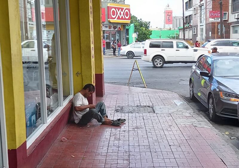 Comerciantes se quejan de que por causa de los indocumentados, han perdido clientela.