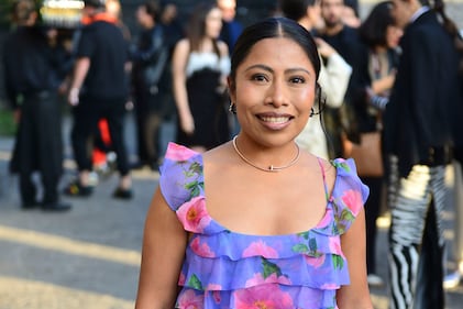 El Museo Anahuacalli de la Ciudad de México, con su arquitectura imponente y conexión con el arte, fue el escenario perfecto para la presentación de la colección Carolina Herrera Resort 2025, a cargo de su director creativo, Wes Gordon.

El desfile, considerado uno de los eventos de moda más relevantes del año en México, atrajo a celebridades, figuras del entretenimiento y la moda, quienes disfrutaron de una velada que fusionó el diseño contemporáneo con la esencia de la cultura mexicana.

La colección, llena de colores vibrantes, estampados florales y siluetas sofisticadas, celebró la femineidad moderna con un guiño a la tradición. El entorno único del Anahuacalli, concebido por Diego Rivera como un homenaje a las culturas prehispánicas, amplificó la narrativa artística de la marca, convirtiendo cada look en una obra de arte en movimiento.

Este evento reafirma la posición de México como epicentro de creatividad y un destino clave en el panorama de la moda global.