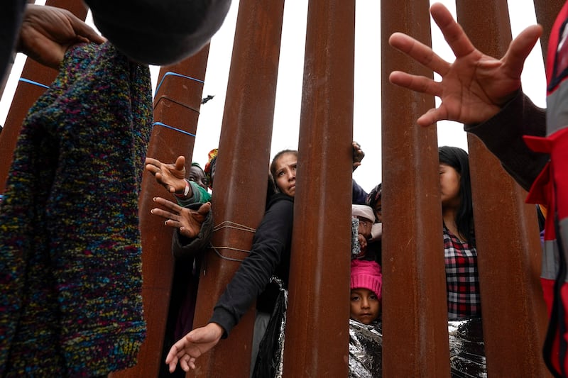 Las imágenes muestran el drama de miles de personas que esperan  en la frontera de México y Estados Unidos para cruzar al norte.