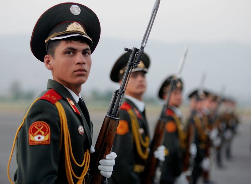 DUSHANBE, TAYIKISTÁN - 27 DE JULIO: Los soldados del ejército de Tayikistán se ponen firmes mientras el Secretario de Defensa de los Estados Unidos, Donald Rumsfeld, se prepara para caminar hacia su avión de la Fuerza Aérea de los Estados Unidos que lo espera en su camino a Irak el 27 de julio de 2005 en Dushanbe, Tayikistán. Rumsfeld estaba de visita en Irak para reunirse con tropas estadounidenses y personal militar estadounidense e iraquí de alto rango, así como con funcionarios del gobierno local. (Foto de Joe Raedle/Getty Images)