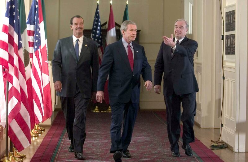 WACO, TX - 23 DE MARZO: El presidente de Estados Unidos, George W. Bush, (C) el primer ministro canadiense, Paul Martin, y el presidente mexicano, Vicente Fox (I), caminan para asistir a una conferencia de prensa al inicio de la Cumbre de Comercio de América del Norte el 23 de marzo de 2005 en Waco, Texas. El grupo se trasladaría después al rancho del Presidente Bush para continuar las conversaciones.  (Foto de Rod Aydelotte-Pool/Getty Images)