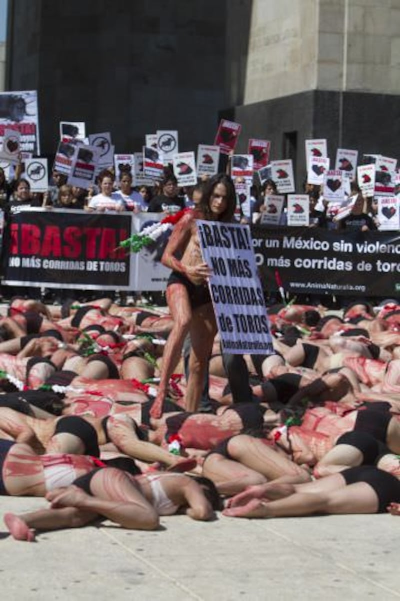 FOTOS: Protestan semidesnudos contra corridas de toros – Publimetro México