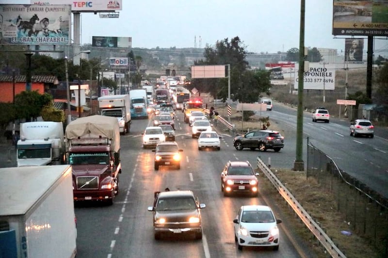 La carretera a Nogales ha sido invadida por desarrollos inmobiliarios y naves industriales; tampoco hay vialidades alternas para esta arteria.