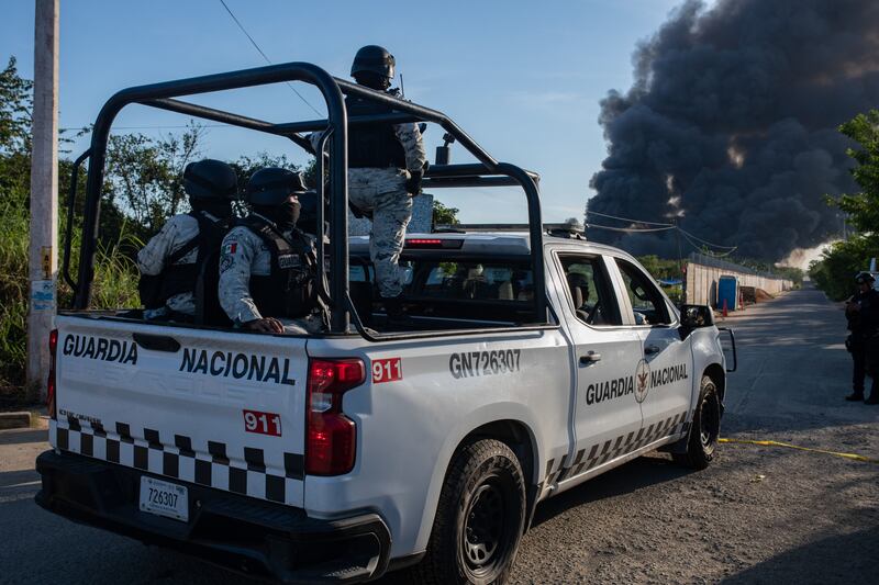 IXHUATLÁN, VERACRUZ, 23FEBRERO2023.- Las maniobras que realizaba un equipo de perforación en una caverna del Centro de Almacenamiento de crudo "Tuzandépetl", ubicado en Ixhuatlán del Sureste, en el sur de Veracruz, provocó una explosión que mantiene en alerta a municipios aledaños.
El área conocida como el almacén de Petróleos Mexicanos más grande del país, mantiene concentrados a cuerpos de emergencia que van desde seguridad física de Pemex, hasta bomberos, protección civil, el Ejército Mexicano y la Guardia Nacional.
FOTO: ÁNGEL HERNÁNDEZ/CUARTOSCURO.COM