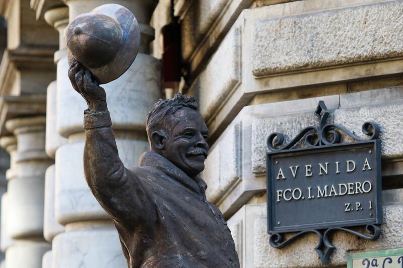 Develan escultura de Pancho Villa en calle Madero del Centro Histórico