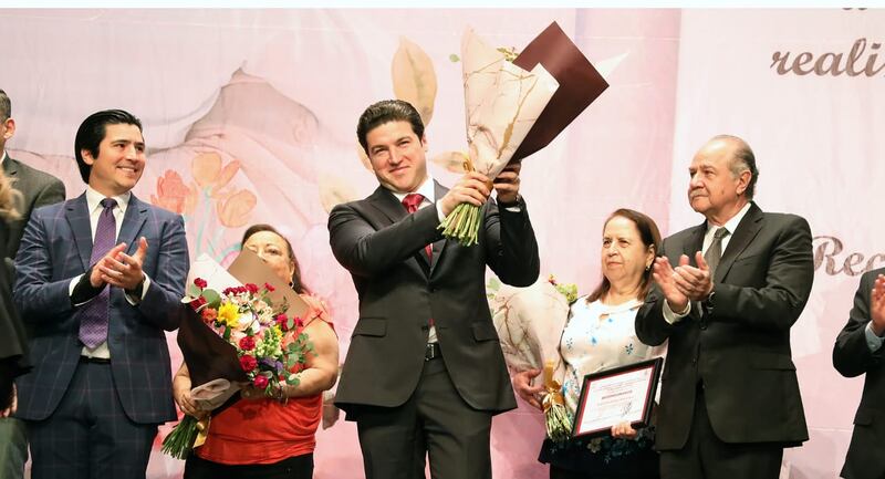 García recibió un ramo de flores a nombre de Mariana Rodríguez.