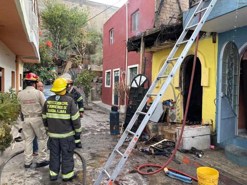 Al sitio del incendio acudieron bomberos de Guadalajara, pero nada pudieron hacer por la mujer que se quedó atrapada.