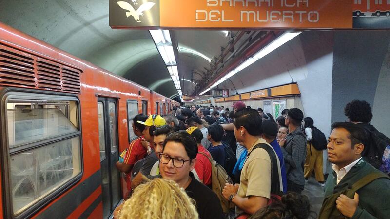Se presentaron problemas en el cierre de puertas en los vagones de la Línea 7. (Diego Pachón, Publimetro)
