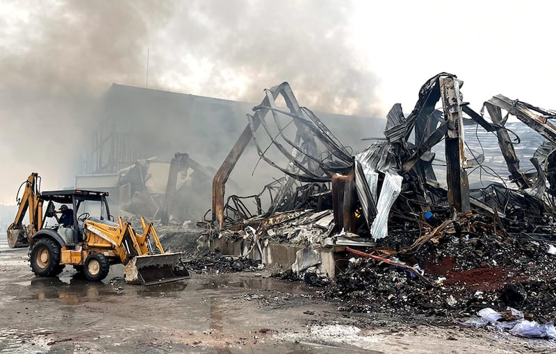 Debido a los focos de fuego activos, los brigadistas tenían que suspender el uso de maquinaria pesada porque la humareda impedía avanzar.