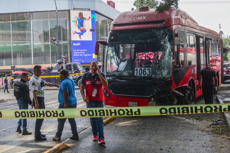 Choque de Metrobús en Insurgentes deja a 20 pasajeros heridos