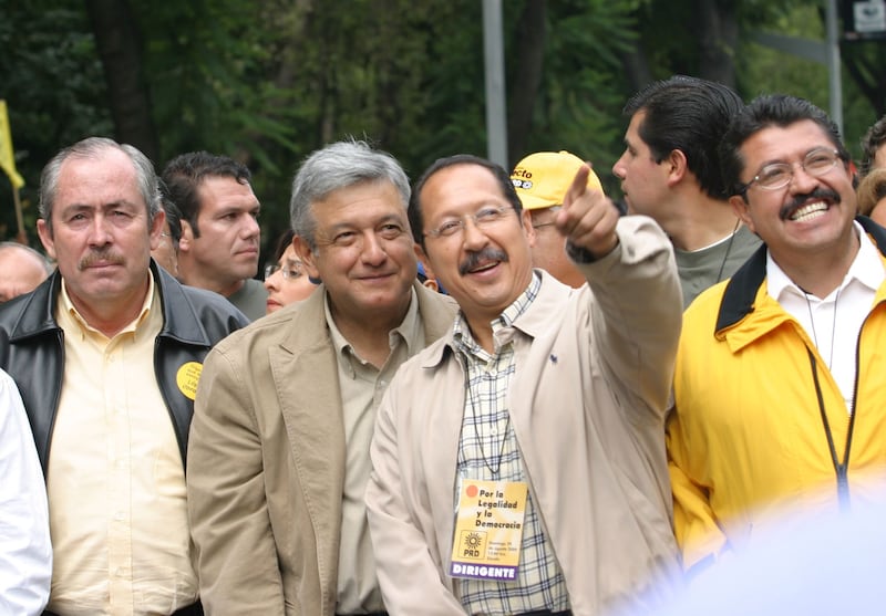 MEXICO, D.F. 29AGOSTO2004.- Andrés Manuel López Obrador, jefe de gobierno del D. F., durante la marcha que organizó el PRD contra el juicio de desafuero al jefe capitalino. A su lado caminan Leonel Godoy, presidentre nacional del partido y Ricardo Monreal, gobernador de Zacatecas.
FOTO: Nelly Salas/CUARTOSCURO.COM