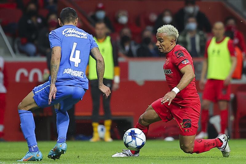 César Cata Domínguez enfrenta a Camilo Sanvezzo de Toluca en el Nemesio Diez en un partido del torneo pasado