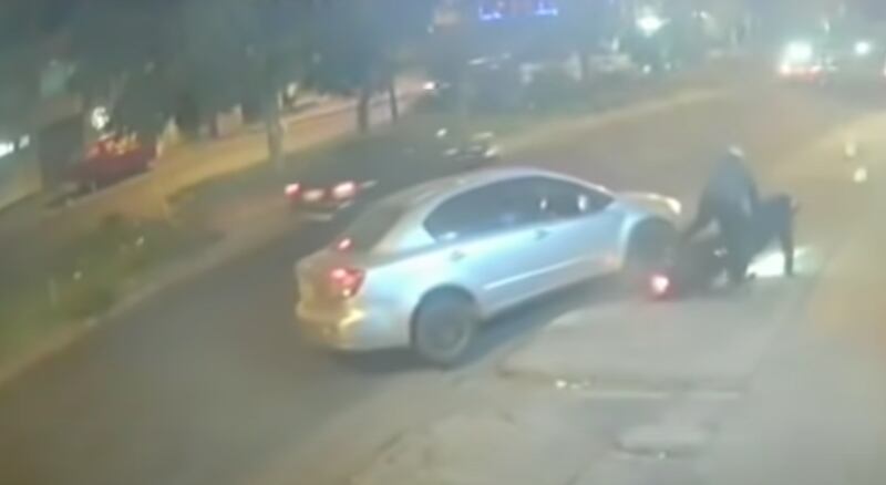 Taxista embiste a ladrones para evitar escape