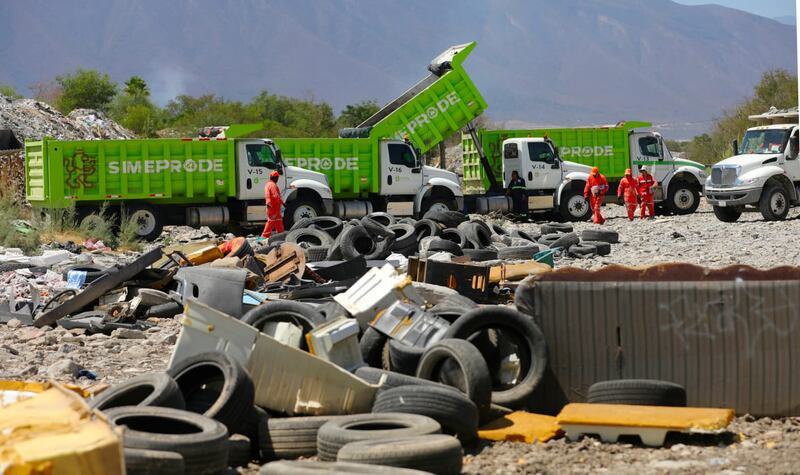 Llantas, escombro, basura, desechos llenan el cauce del río.