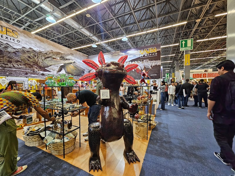 Libros y otras sorpresas en los pasillos de la Feria Internacional del Libro