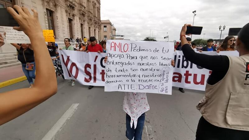 Padres de familia marchan en defensa de los nuevos libros de texto de la SEP (Facebook / El Pueblo)