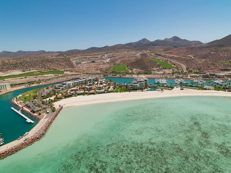 Huye de las bajas temperaturas de la ciudad y disfruta todas las maravillas que ofrece la bahía de La Paz