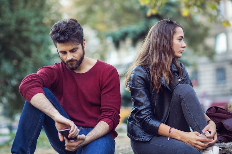 Silencio entre las personas