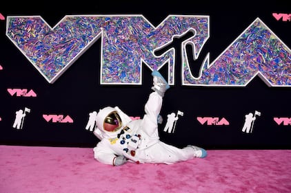 Grandes personalidades desfilan por la Alfombra Rosa de los MTV VMAs.