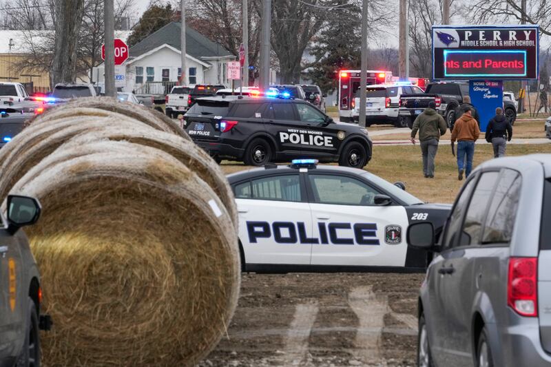 Agentes encargados de hacer cumplir la ley trabajan en la escena de un tiroteo en la Perry High School en Perry, Iowa, este jueves.