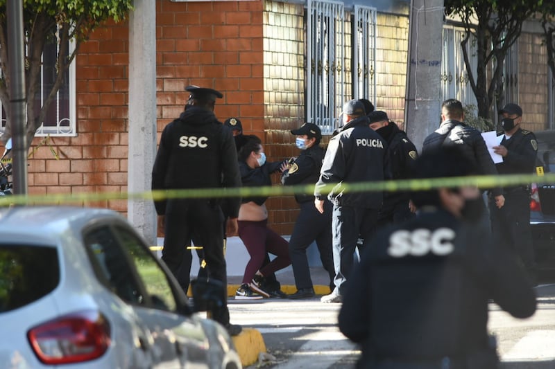 Presunto policía ministerial de la FGR fue asesinado de varios disparos de arma de fuego al circular en su automóvil por las calles Lago Ginebra y Lago Chapultepec, en la Colonia 5 de Mayo, en la alcaldía Miguel Hidalgo.
