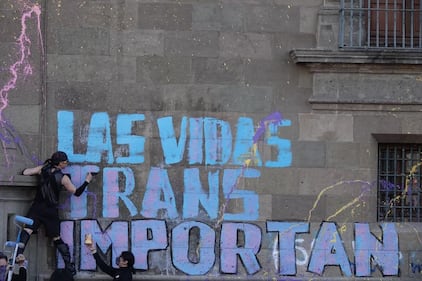 Policía irrumpe en manifestación trans frente a Palacio Nacional