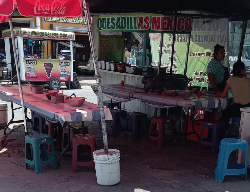 Algunos puestos de comida no tenían clientes por el excesivo calor.