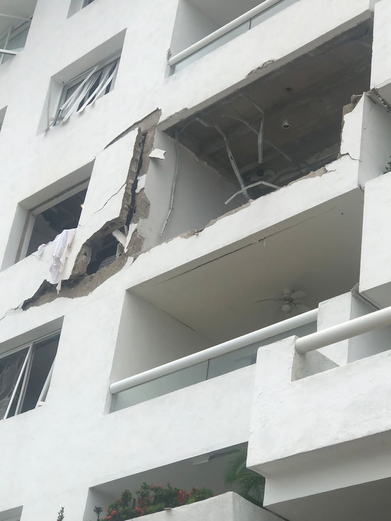 Explosión en piso cinco de Las Brisas Diamante, en Acapulco, Guerrero.