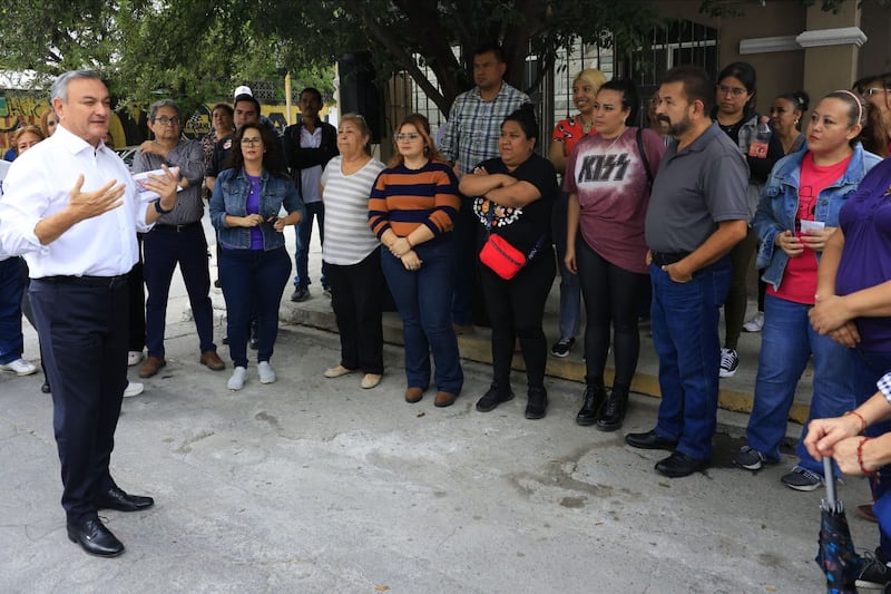 En el encuentro con vecinos de la Azteca, el edil se comprometió a regresar para ver avances.