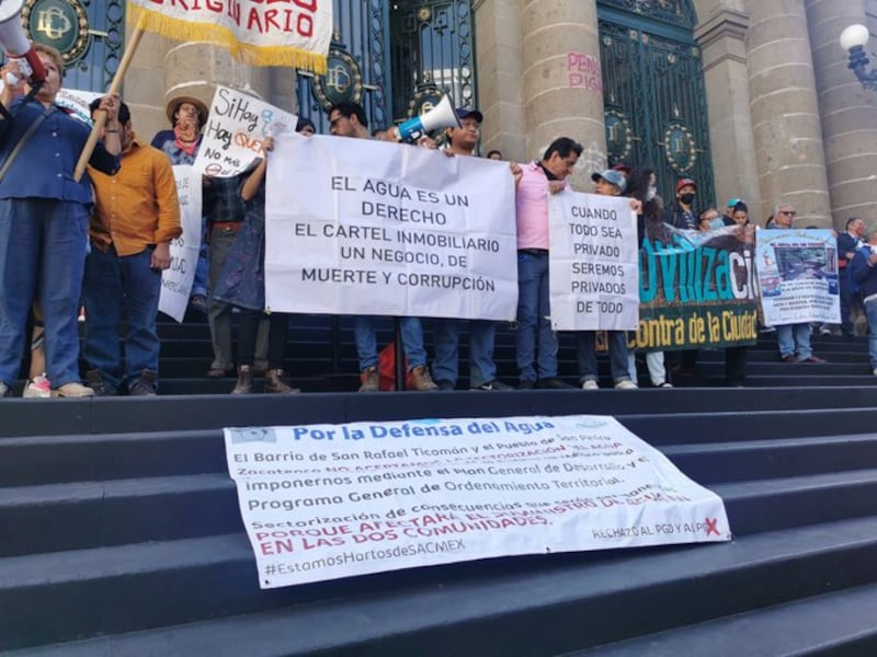 Protestan inconformes con reforma sobre factibilidad hídrica en el Congreso de la CDMX.