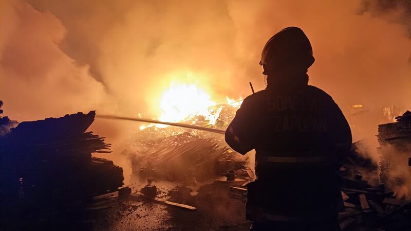 Vecinos señalaron que no es la primera ocasión que se registra un incendio en esta empresa de tarimas.