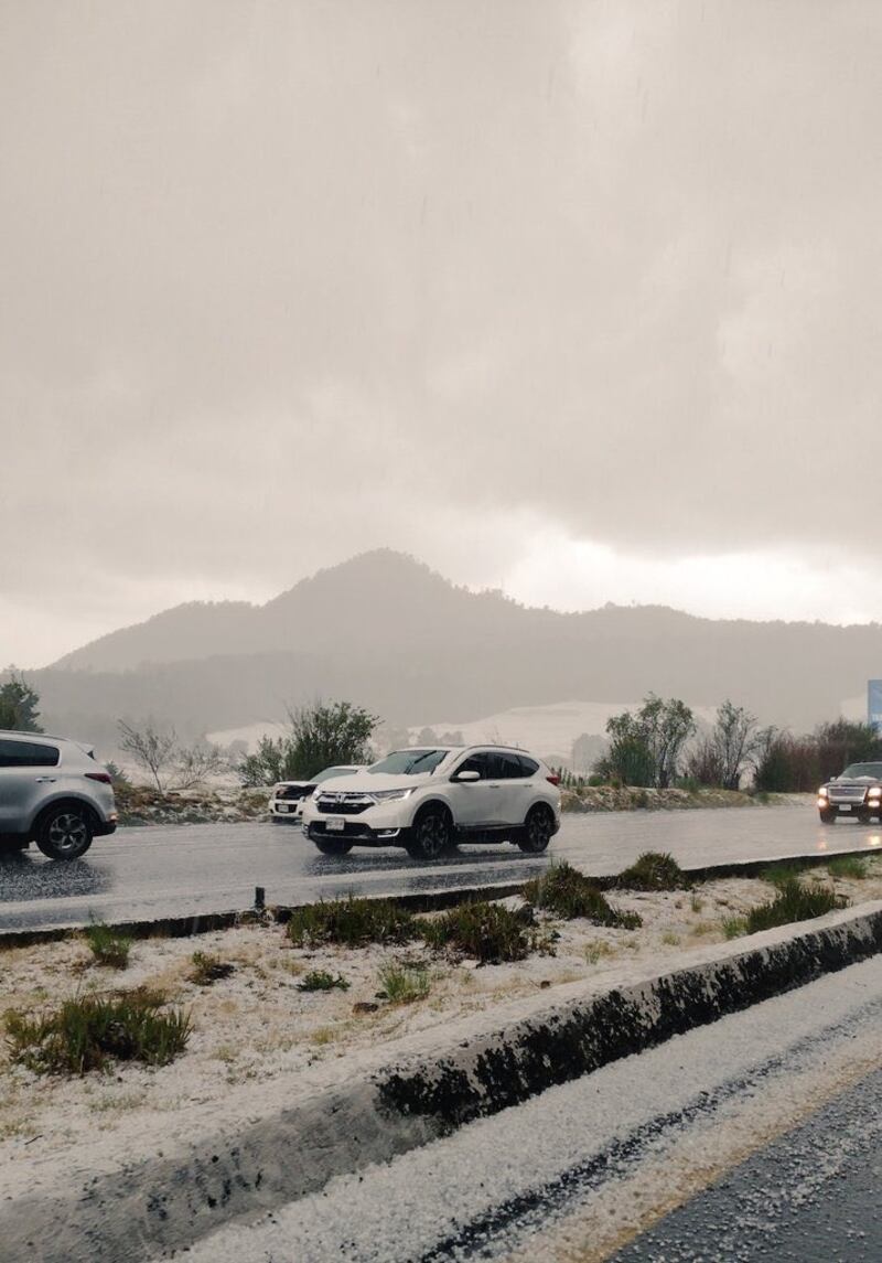 Granizada en la México-Cuernavaca sorprende a automovilistas