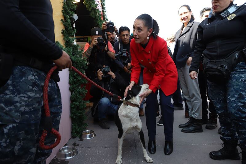 CIUDAD DE MÉXICO, 17DICIEMBRE2022.- La jefa de gobierno Claudia Sheinbaum inaugura la Verbena Popular con motivo de las fiestas decembrinas, en el Zócalo Capitalino. FOTO: EDGAR NEGRETE/CUARTOSCURO.COM