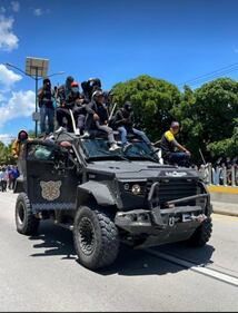 Manifestantes roban blindado y retienen a policías durante una jornada violenta en Chilpancingo.