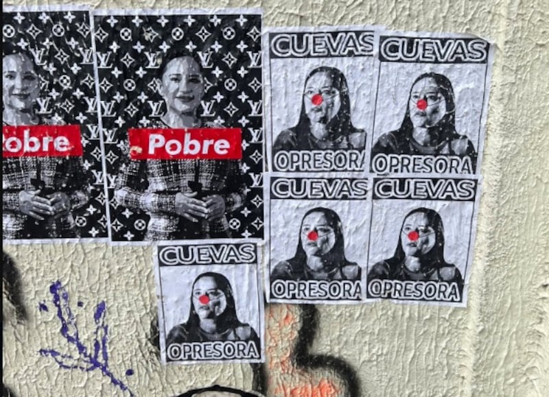 Pitas y carteles contra Sandra Cuevas.