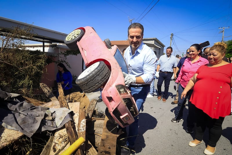 El alcalde Adrián de la Garza tomó cartas en el asunto recolectando desperdicios.