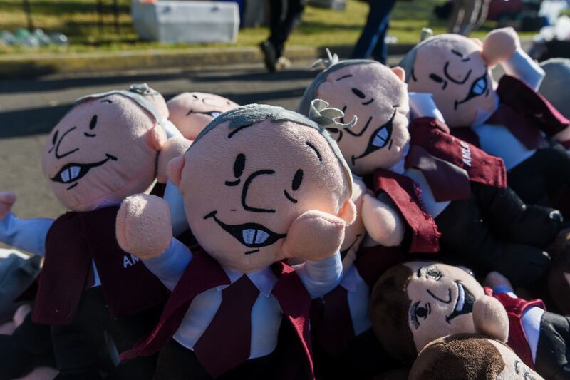 Los muñecos de peluche con la imagen del presidente son los más vendidos (Cuartoscuro).