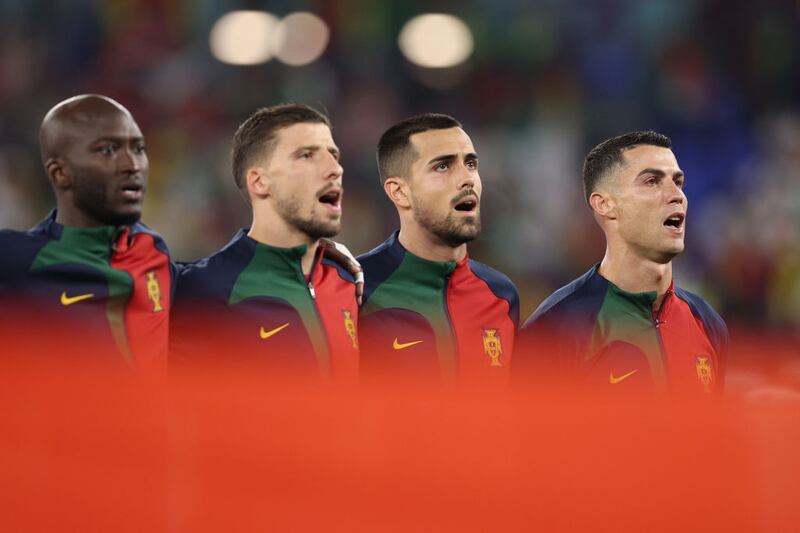 Cristiano Ronaldo entonando el himno de Portugal.