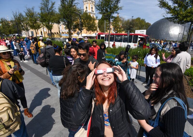 La Asociación Astronómica del Valle de Toluca instaló telescopios para que la población pudiera observar esté fenómeno de manera segura, así como el uso de lentes para observar el eclipse.