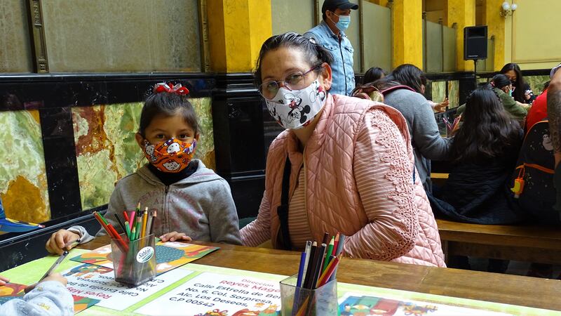 Padres y abuelos se reúnen para llenar y enviar las cartas con sus pequeños.