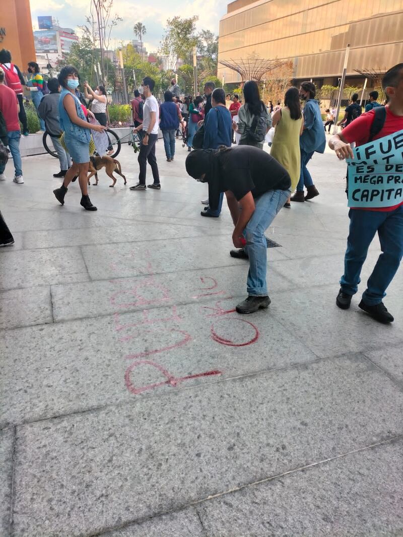 Encapuchados en el bloqueo realizan pintas